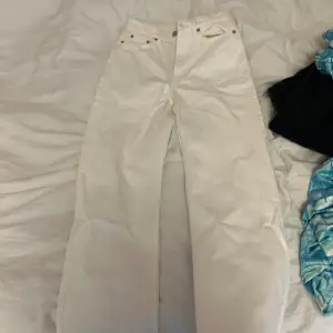 Superfina vita jeans som tyvärr inte passar längre! 