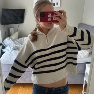 RANDIG STICKAD TRÖJA - Säljer denna supersöta halvzipupen från Mango 🤍 Den har tyvärr blivit lite för liten så den ligger mest i garderoben 🖤 Priset kan diskuteras vid snabb affär! ⚡️⚡️