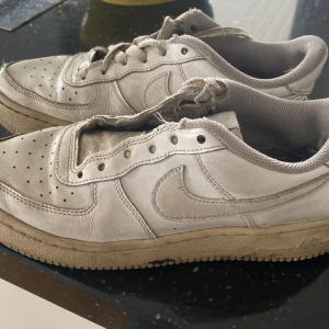 Nike air force skor  - Jag säljer vita Nike air force. Säljer för 100 kronor eftersom de slitna, pris kan diskuteras. Skosnöre finns men är inte med bilden men lovar att det finns. De är inte så rena men man kan tvätta eller sätta i egna. 