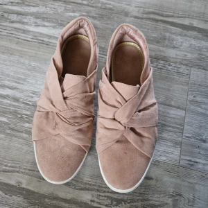 Sommar skor  - Fint skick, använda 2 gånger korta stunder. Från din sko storlek 38