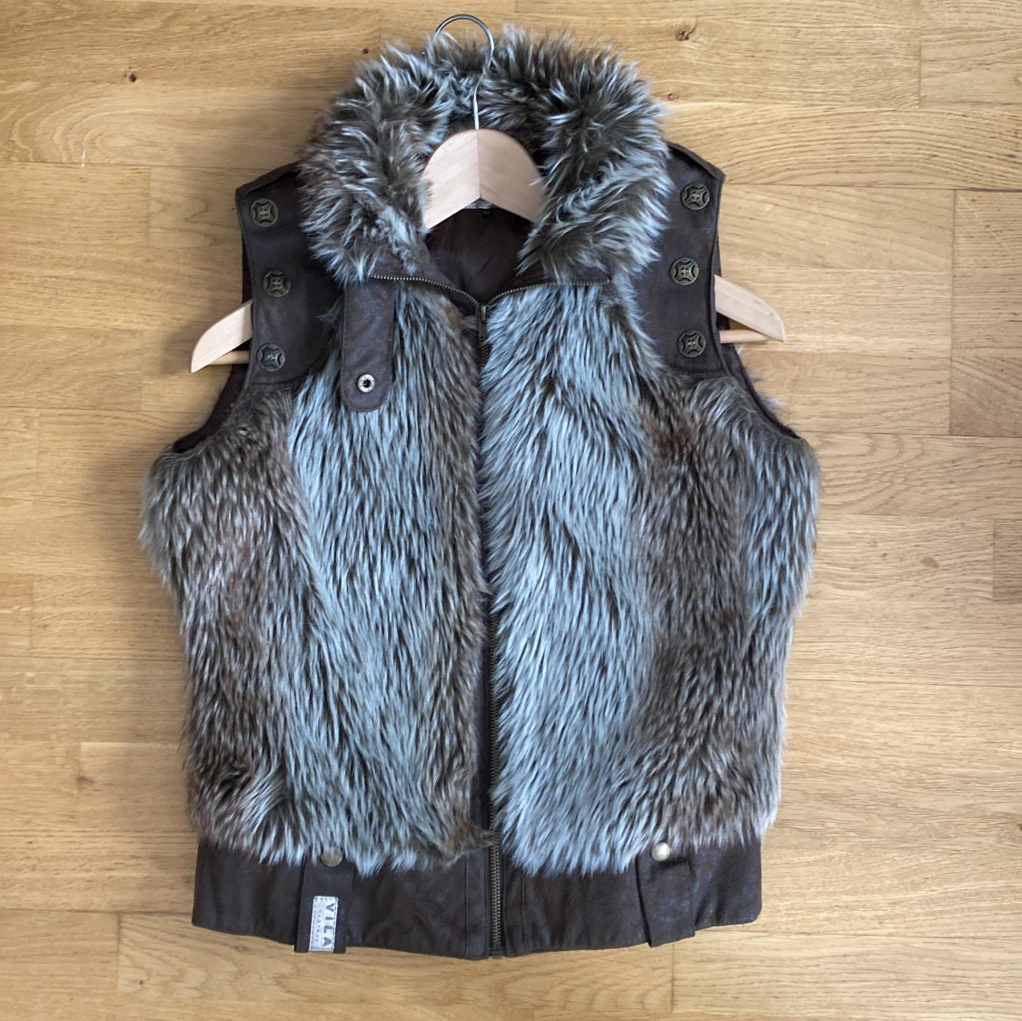 Pälsväst med läderdetaljer - 90