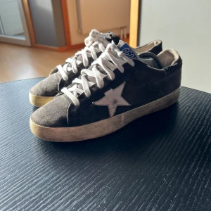 Golden Goose - Grymt läge, bra pris!  Säljer nu mina riktigt feta Golden Goose sneakers. Storleken är 40,5 men passar dig som har ca 41-41,5. Nypris på dessa är ca 6000kr, skick 6,5/10. Det slitna på skorna ingår i designen. Hör av dig om du har frågor.
