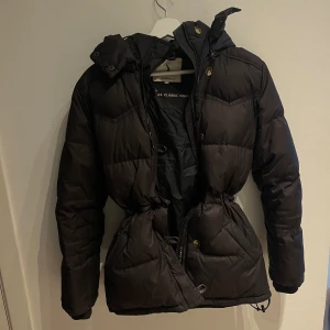 Brun Boomerang Jacka - Dunjacka, välanvänd, går inte justera midjan 🤎