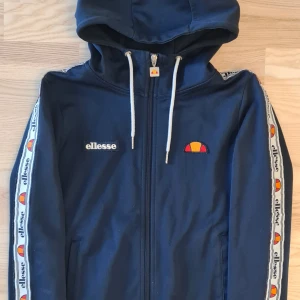Ellesse hoodie, stl.36 - Marinblå Ellesse hoodie stl.36 