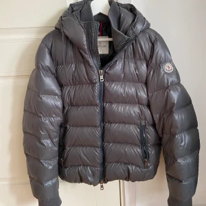 Moncler jacka - Säljer nu en sinnessjukt snygg moncler jacka i storlek 3. Jackan är i ganska bra skick 7,5/10. Säljes även därför billigt! Nypris ligger på över 12 000kr. Hör av er vid funderingar!