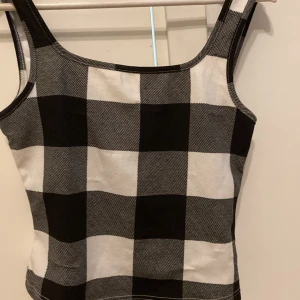 Unikt linne - Ett väldigt fint och unikt linne med mönster och detaljer. Knappt använt. Stretchig så funkar på många storlekar  