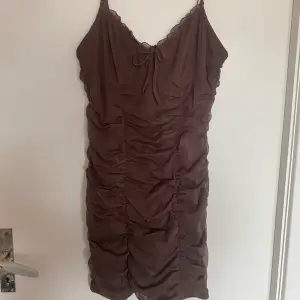 En brun kort klänning i storlek M. Aldrig använd. 