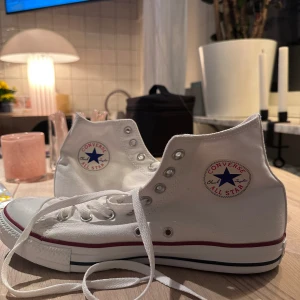 Ett par helt nya converse i storlek 42,5. - Pappas gamla som inte har kommit till användning💘