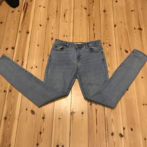 Low Waist Slim (Skinny) Ljusblå jeans Storlek: 164  Märke: Cubus, Bailey   