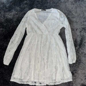 Vit klänningen ng - Köpt på SHEIN. Använd 1 gång. I bra skick.