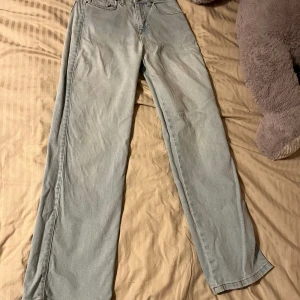Jeans - Väldigt snygga jeans från Madlady!🎀Storlek 34🌸 Ena hällan har gått sönder men inget som ”märks av”🩷