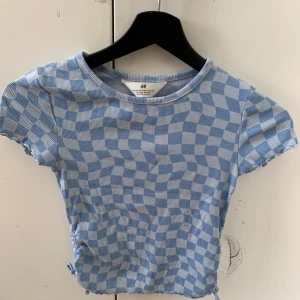 Söt y2k rutig ljusblå topp - Söt y2k rutig ljusblå topp med knytning på sidorna.