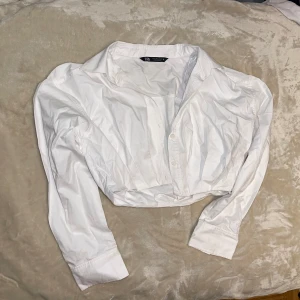 Topp / Skjorta - Köpte och märkte efter att en knapp fattades, så aldrig använd 🤍