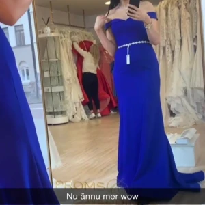 Balklänning - Blå balklänning, oanvänd då vår bal blev inställd. Nypris var 4.500 kr. Ingår ett tunt bälte i silver med strass.