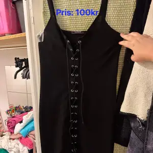 Svart damklänning storlek: M. Är i fint skick. Köpt från Zara.
