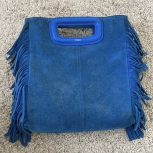 Maje väska  - Intressekoll på blå majeväska, den stora modellen i mocka. Superfint skicka men lite smutsig, (vilket går att göra rent med mockarengöring osv)  Skriv för fler bilder, dustbag samt band medföljer givetvis