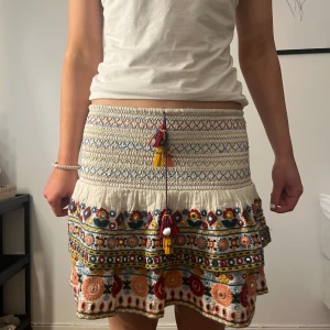 JÄTTEFIN KJOL!! - Säljer denna jättefina volang kjol ifrån zara. Som har ett as coolt mönster!! Och snören där fram. 