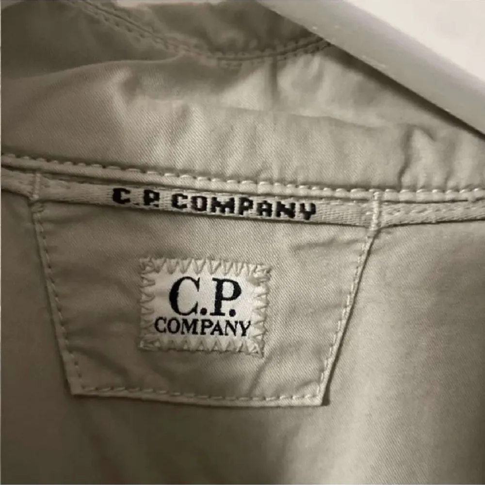 Tja säljer nu min CP company overshirt i mycket bra skick. Den är i storlek S och är i en snygg grön färg. Skriv för mer information.. Jackor.