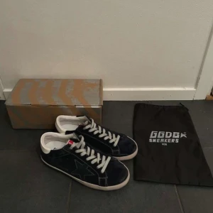 Golden goose - ”Golden goose” | Skick: 10/10 | storlek: 44 | Nypris: 4999 | vårat pris: 3499 | Allt OG ingår📦 | Skriv vid eventuella frågor och funderingar.