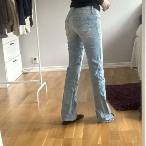 Lowrise Bootcut Jeans - Bootcut Jeans i Lowrise modell💞. Innerbensmåttet är 78 cm och midjemåttet är 33 cm. Byxorna är lite skrynkliga/veckiga och något smutsiga men fortfarande ett bra par jeans! Modellen är 160 cm lång ✨️ Frågor och funderingar är varmt välkomna 😇  T7 144