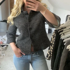 Trekvarts kappa - Grå supersnygg trekvarts kappa, skulle säga att den passar storlekarna XS-M💕