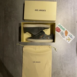 Arigato skor - Tja, säljer nu mina feta Arigato skor. Skicket är 8,5/10 pågrund av lite crease men annars väldigt fräscha. Allt og tillkommer. Nypris på de här ligger på 2400. Hör gärna av dig vid minsta fundering mvh/ Hugo.