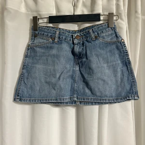 Wrangler kjol - Säljer denna kjol från Wrangler storlek 27 passar xs-s