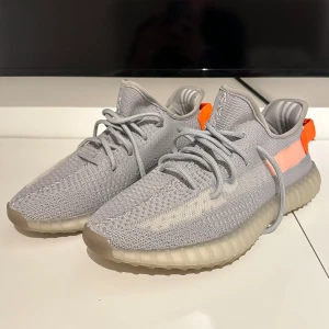 Yeezy skor - Säljer dessa sjukt feta Adidas X Yeezy skorna som är i nyskick. Endast använda 2-3 gånger utomhus men är precis som nya utan några defekter. Stl 44 