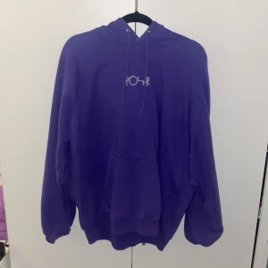 Lila polar skate co. Hoodie - Aaa ganska bra skick anväd en bra bit men det finns inga hål eller problem med den original pris typ 1,2