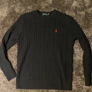 Polo Ralph Lauren kabelstickad - Skick 10/10! Säljer eftersom den är lite för tajt för mig och tröjan är ungefär 2 veckor gammal. Modellen är med 100% bomull och den är otroligt mjuk och skön. Nypris 2300kr. Priset går att förhandla