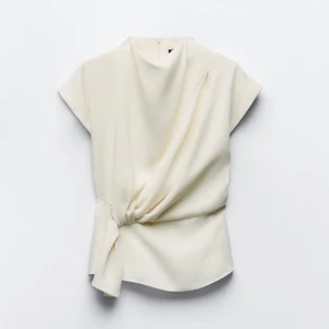 Zara topp - Säljer denna blusen/toppen från zara du den inte kommer till användning. Endast använd 1 gång så den är i nytt skick💞(den är cremevit)