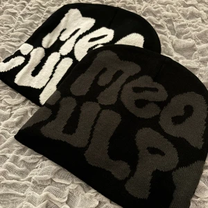 mea culpa mössa - -Uni sex, passar både män och kvinnor.                      -y2k stil.                                                                           -ulltillverkad.         