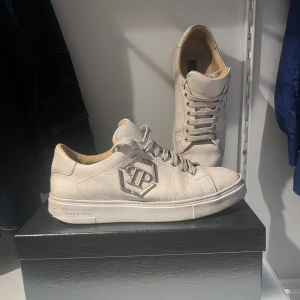 Philip plein  - Philip plein skor i bra skick skulle säga 7/10. Priset är inte hugget i sten. Vid funderingar är det bara att skriva. Söker även byten😁