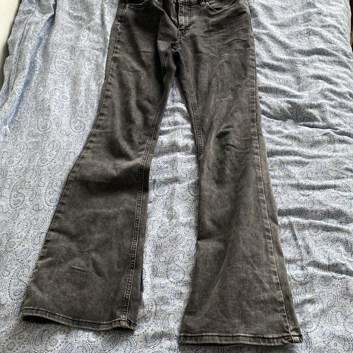 Lågmidjade jeans från gina - 1