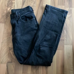 Svarta jeans W30 L32 - Säljer pga storlek