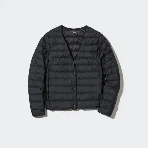 Uniqlo jacka/vårjacka / dunjacka  - Hejj, jag säljer min helt nya uniqlo jacka i färgen svart. Fick den i födelsedags present men den var tyvärr fel storlek. 😇💗 ”Bilder tagna ifrån hemsidan”