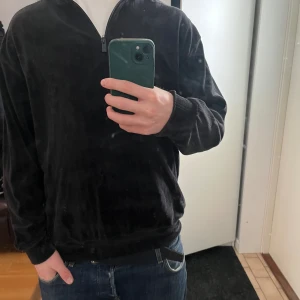 Frotté half zip - Frotté halfzip från weekday, bra passform och mycket bra kvalité, knappt använd men 9/10 skick (Killen på bild är 180 och tröjan är S)