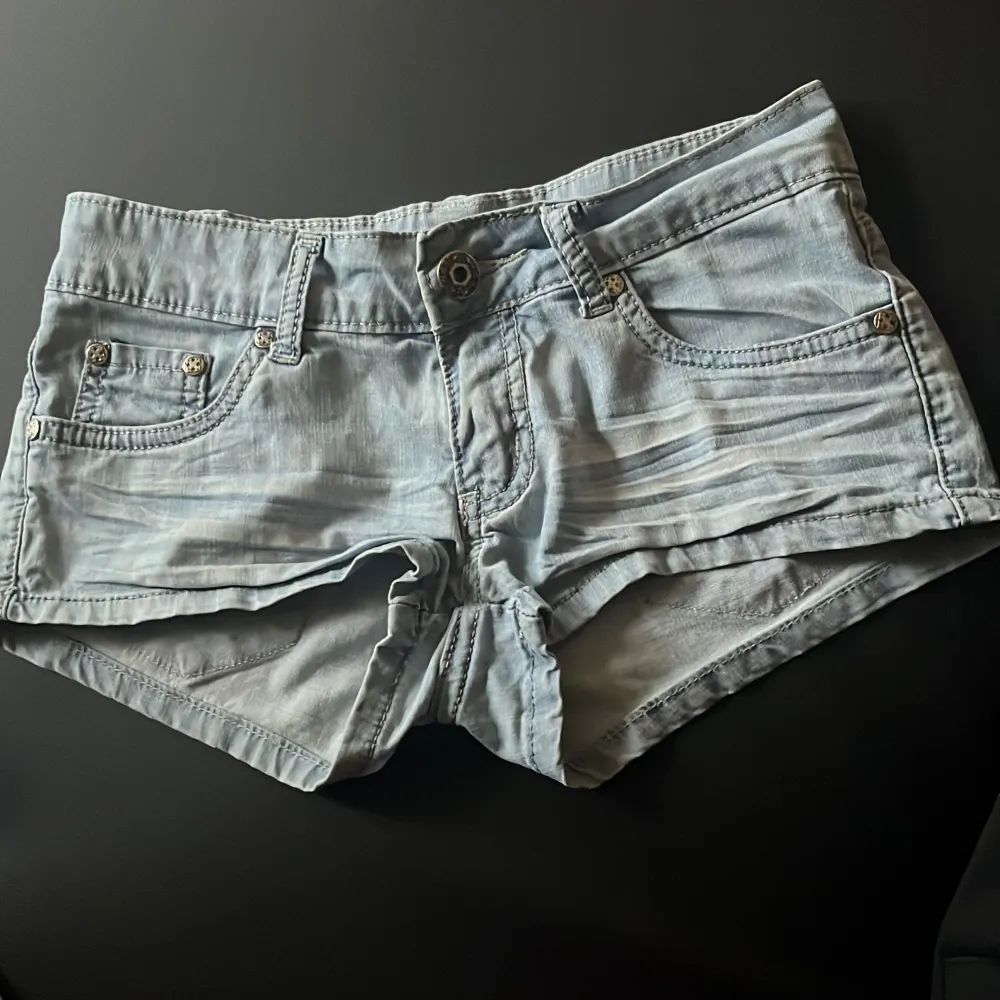 Nyinköpta lågmidjade jeansshorts men alldeles för små för mig, kan därför inte visa nån bild med dom på. Ordinarie pris: 180kr. Dom är inte speciellt korta i rumpan och speciellt inte för någon med storlek xs/xxs. Dom är köpta från ”Ett märke”.💗. Shorts.