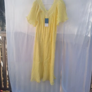 Sommarklänning one size. Helt ny med etikett - 95%bomull  5% viskos.  Behagligt, lätt rynkigt tyg. Tvättas i 40 grader/ häng upp. Aldrig stryka. Behaglig och vacker klänning från grekisk/italienska Grimani