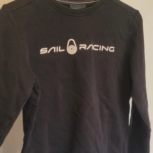 svart crewneck  - svart crewneck, passar mig som annars har s