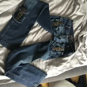 Låga utsvängda coola jeans😯 Midjemått mätt rakt över 35cm(stretchiga) Innerbenslängd 77cm Strl 25/xs 