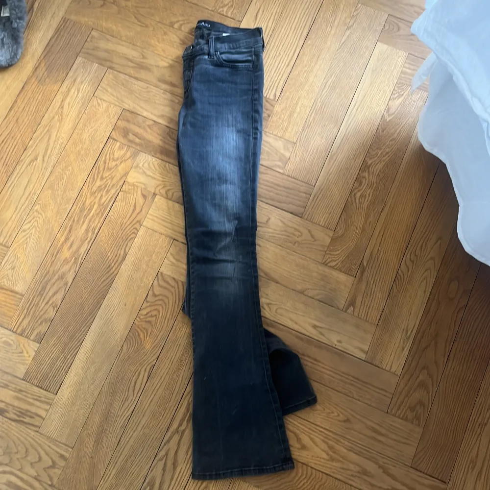 Säljer dessa svarta little remix jeans. Nypris ca 1000kr men säljer endast för 250kr. De är i lite slitna nere från användning men annars i nyskick!. Jeans & Byxor.