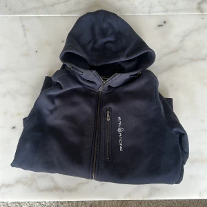 Sail racing zip  - Säljer min sail racing zip som är för liten, skick 7/10 