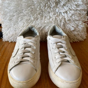 Philippe model skor - Ett par hel vita Philippe model Använda men är i bra skick 8.5/10 Storlek 40, är lite stora i storleken så passar även en halv till en storlek större.