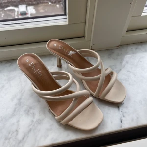 Beige klackar - Fina beige klackar med liten klack, sköna o gå i!! Storlek 38