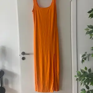 Säljer denna jättefina långklänning från ginatricot som inte finns i butik längre, den är mycket mer neon orange i verkligheter och är väldigt mjuk o stretchig. Aldrig använd prislapp sitter kvar💞✨