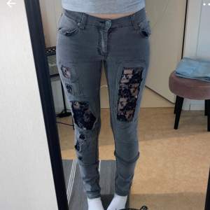 Cheap Monday Jeans med spetsslitningar  W26 