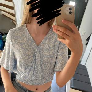 Jättesöt blommig topp från H&M🫶🏼Den är i storlek 158/164 men känns som en XS. Perfekt till sommaren!🫶🏼Säljer då den är för liten