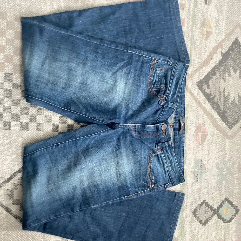 Säljer dessa esprit jeans de e i fint skick💕 midjemåttet är 40cm och innerbensmåttet är 81 cm💕. Jeans & Byxor.
