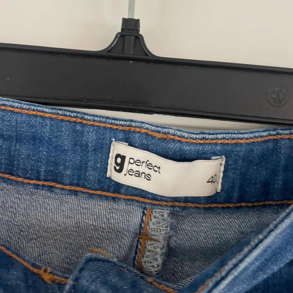 Söt jeans kjol från Gina Tricot med knappar fram till. Den är i en mer blåare färg jämfört med vanligt jeansmaterial.  Storlek 40. Kjolar.